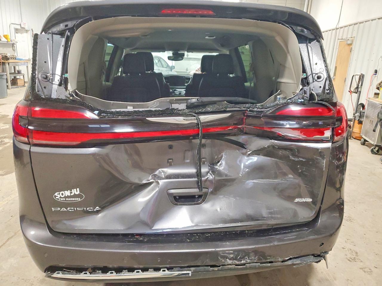 2023 CHRYSLER PACIFICA TOURING L photo 6