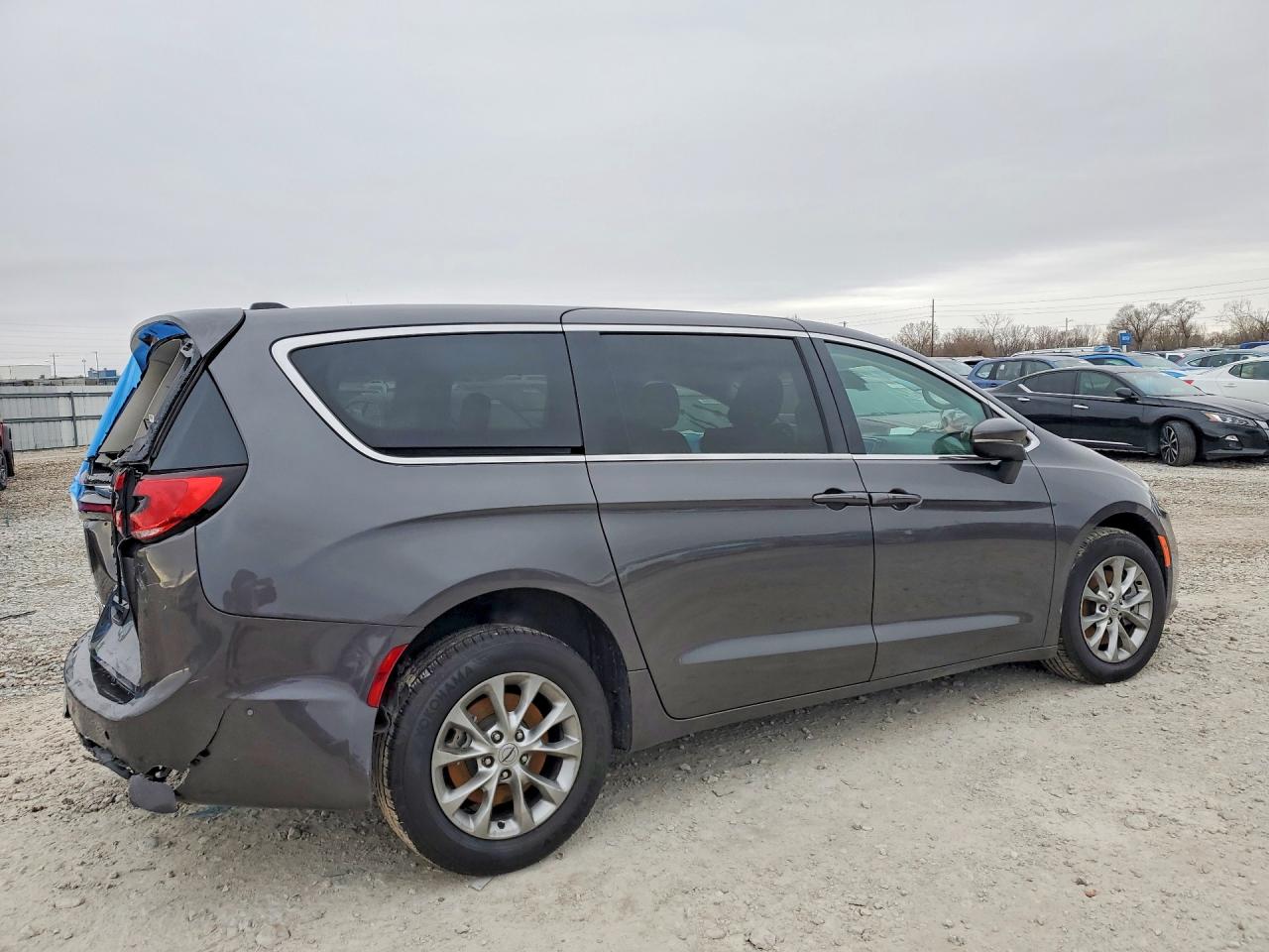2023 CHRYSLER PACIFICA TOURING L photo 3
