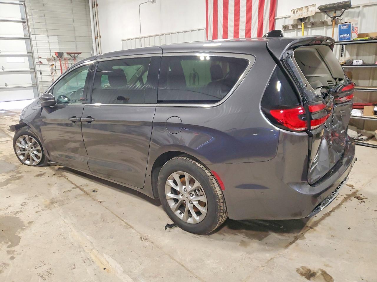 2023 CHRYSLER PACIFICA TOURING L photo 2