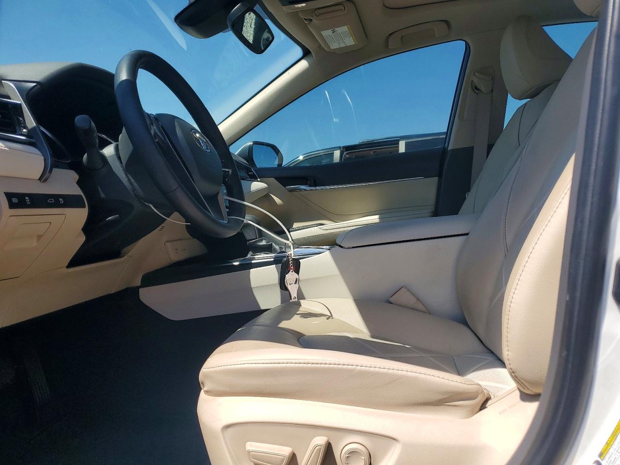 2018 TOYOTA CAMRY XLE photo 19