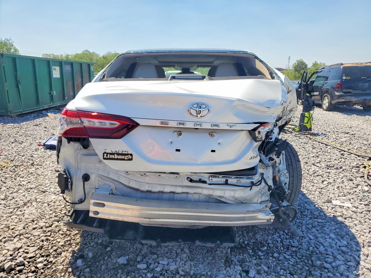 2018 TOYOTA CAMRY XLE photo 16