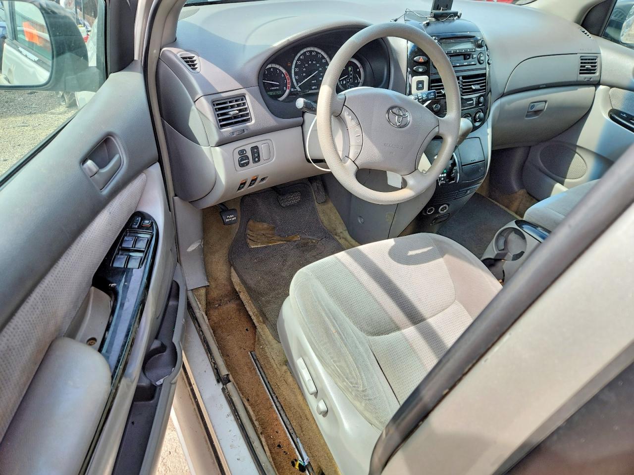 2004 TOYOTA SIENNA LE 8 PASSENGER photo 15
