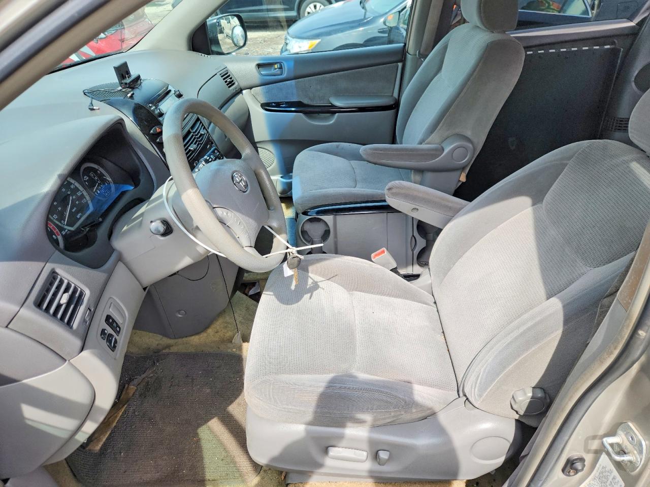 2004 TOYOTA SIENNA LE 8 PASSENGER photo 13