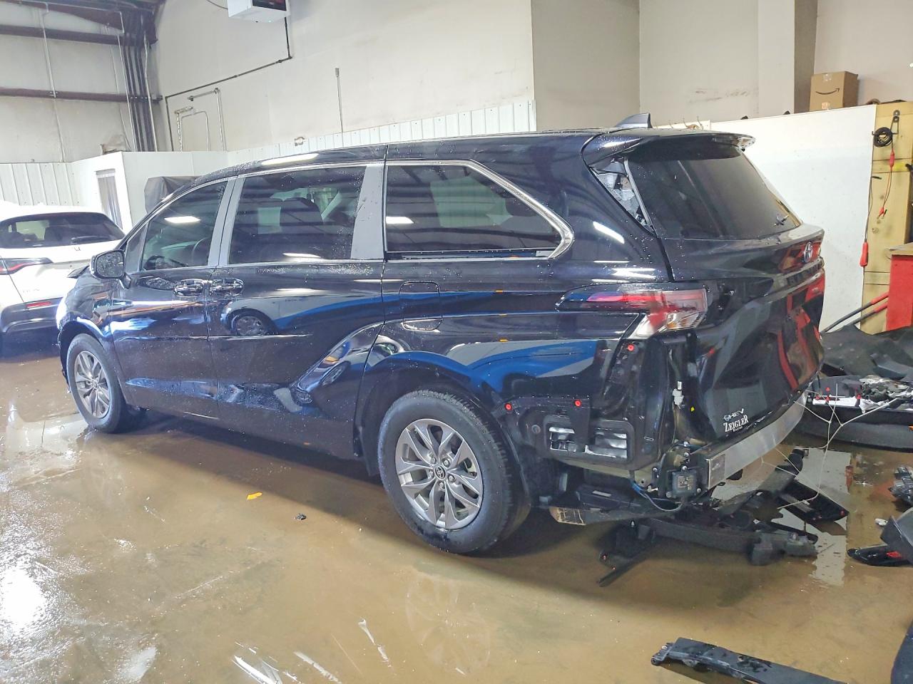 2025 TOYOTA SIENNA LE 8-PASSENGER photo 4