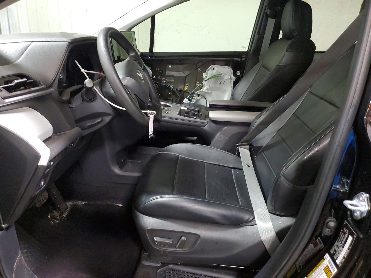 2025 TOYOTA SIENNA LE 8-PASSENGER photo 19