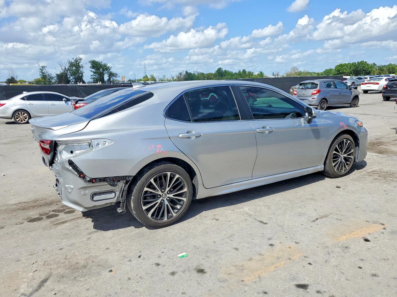 2019 TOYOTA CAMRY SE photo 5