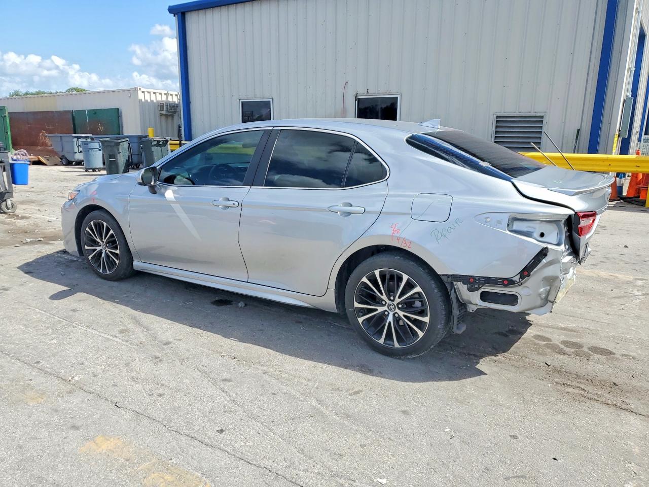 2019 TOYOTA CAMRY SE photo 3