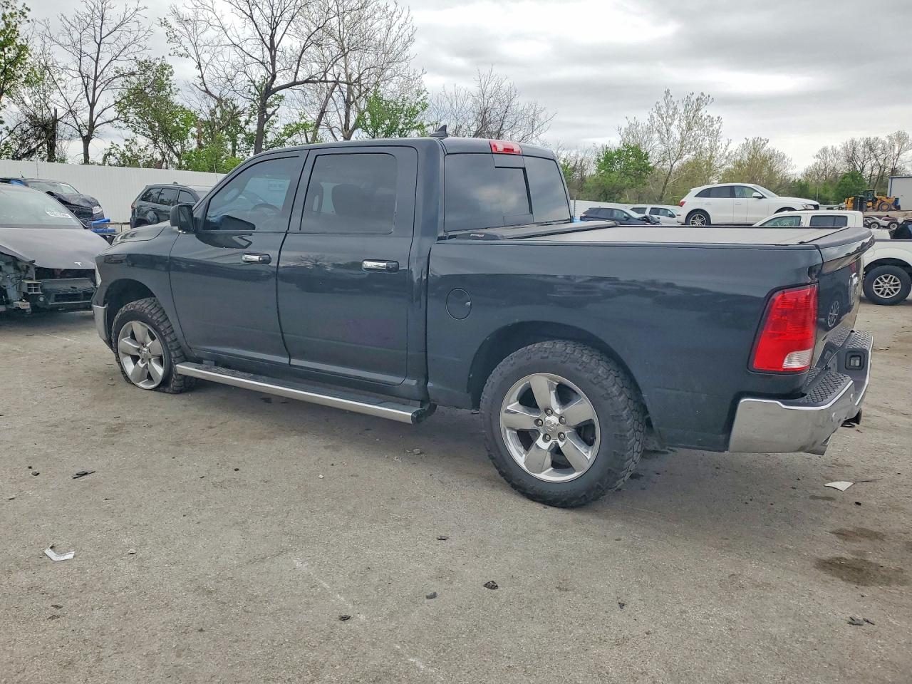 2017 RAM 1500 SLT photo 4