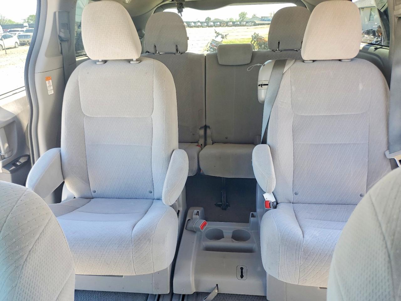 2016 TOYOTA SIENNA LE 8-PASSENGER photo 10