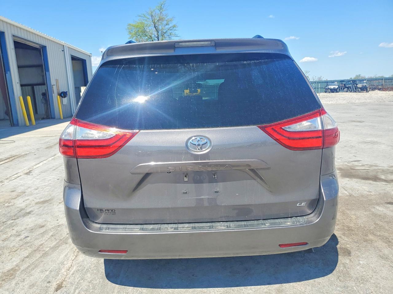 2016 TOYOTA SIENNA LE 8-PASSENGER photo 6