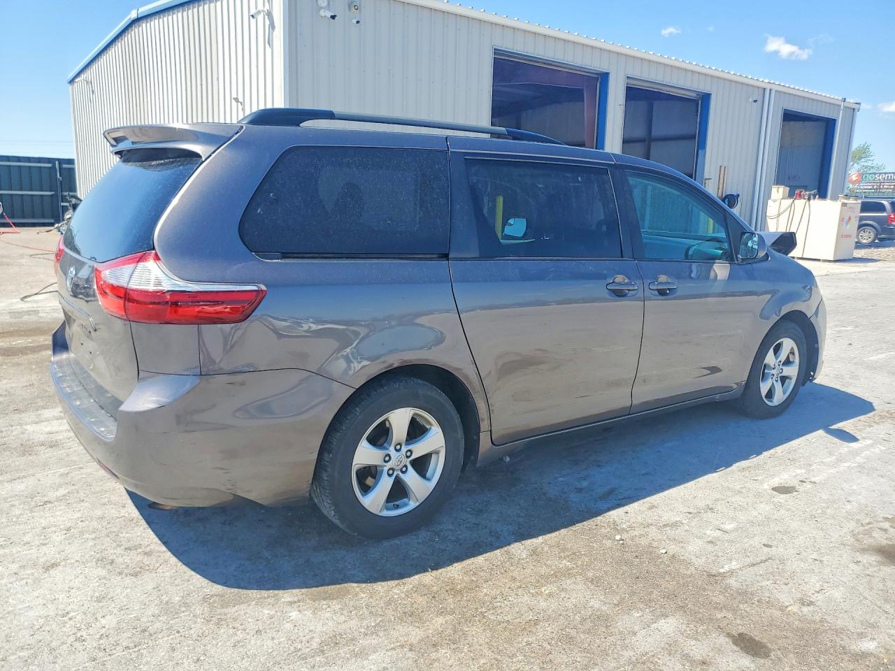 2016 TOYOTA SIENNA LE 8-PASSENGER photo 3
