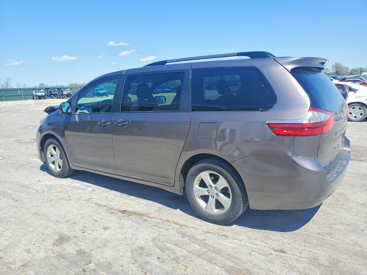2016 TOYOTA SIENNA LE 8-PASSENGER photo 2