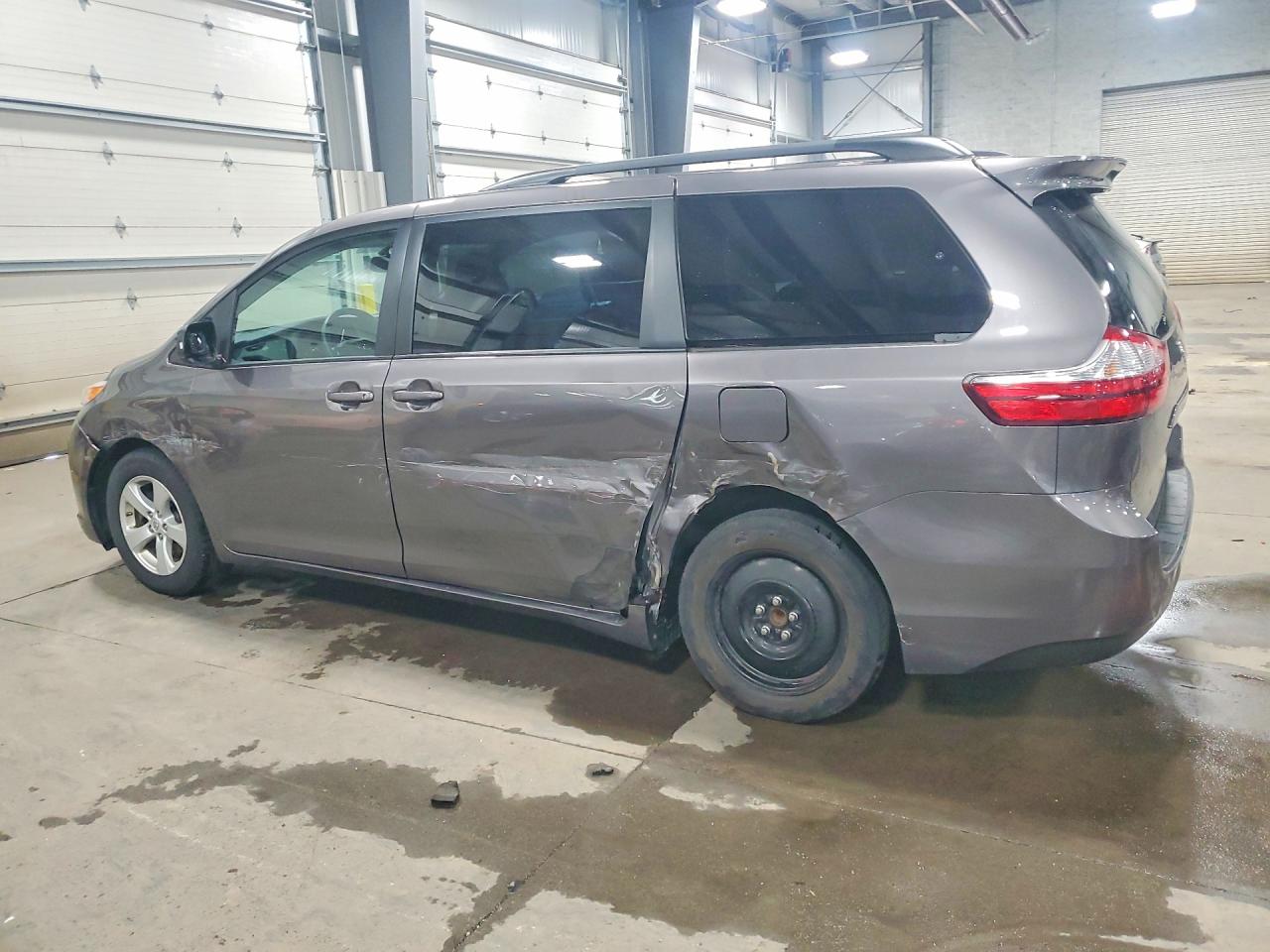 2017 TOYOTA SIENNA LE 8-PASSENGER photo 3