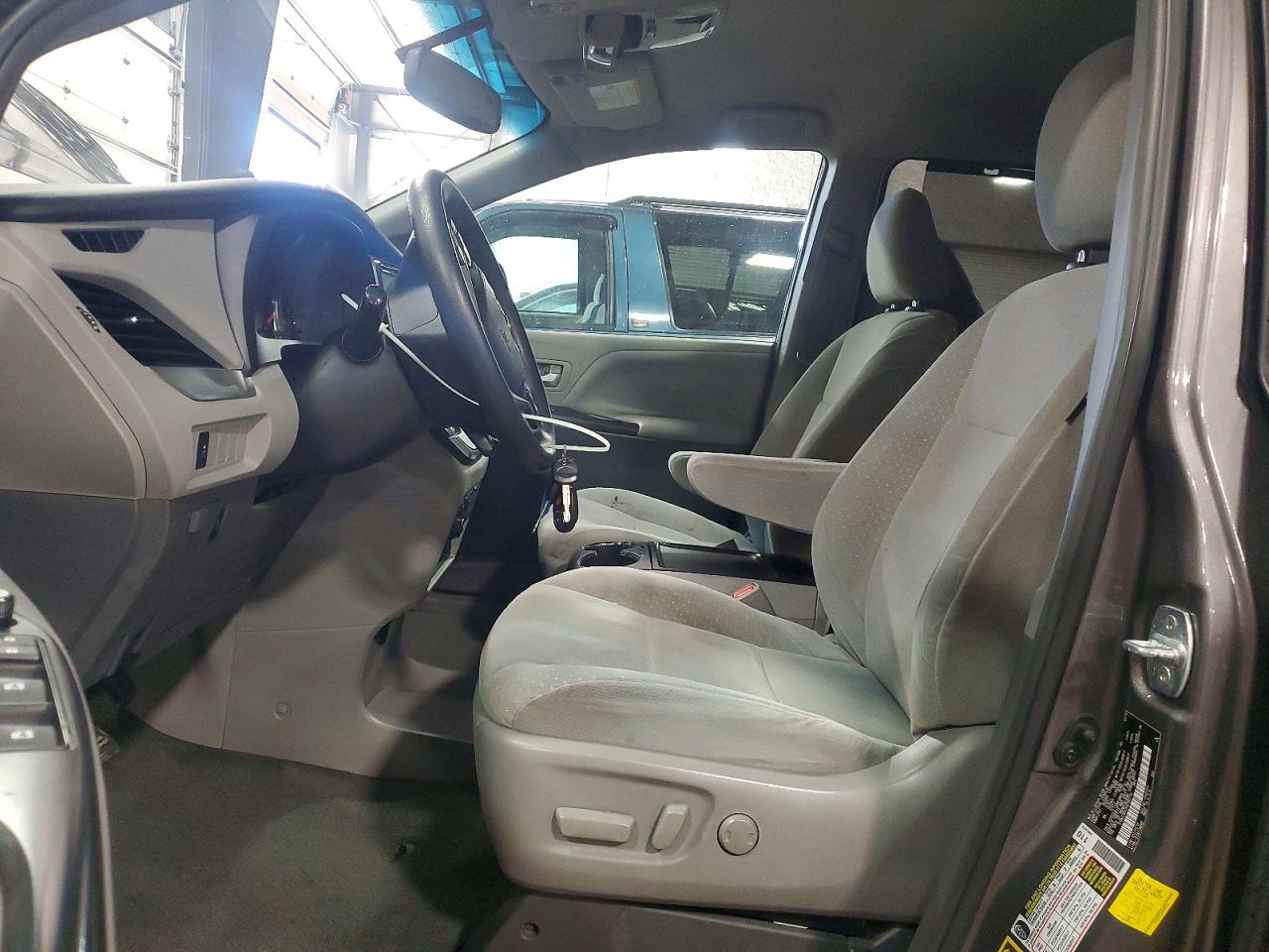 2017 TOYOTA SIENNA LE 8-PASSENGER photo 13