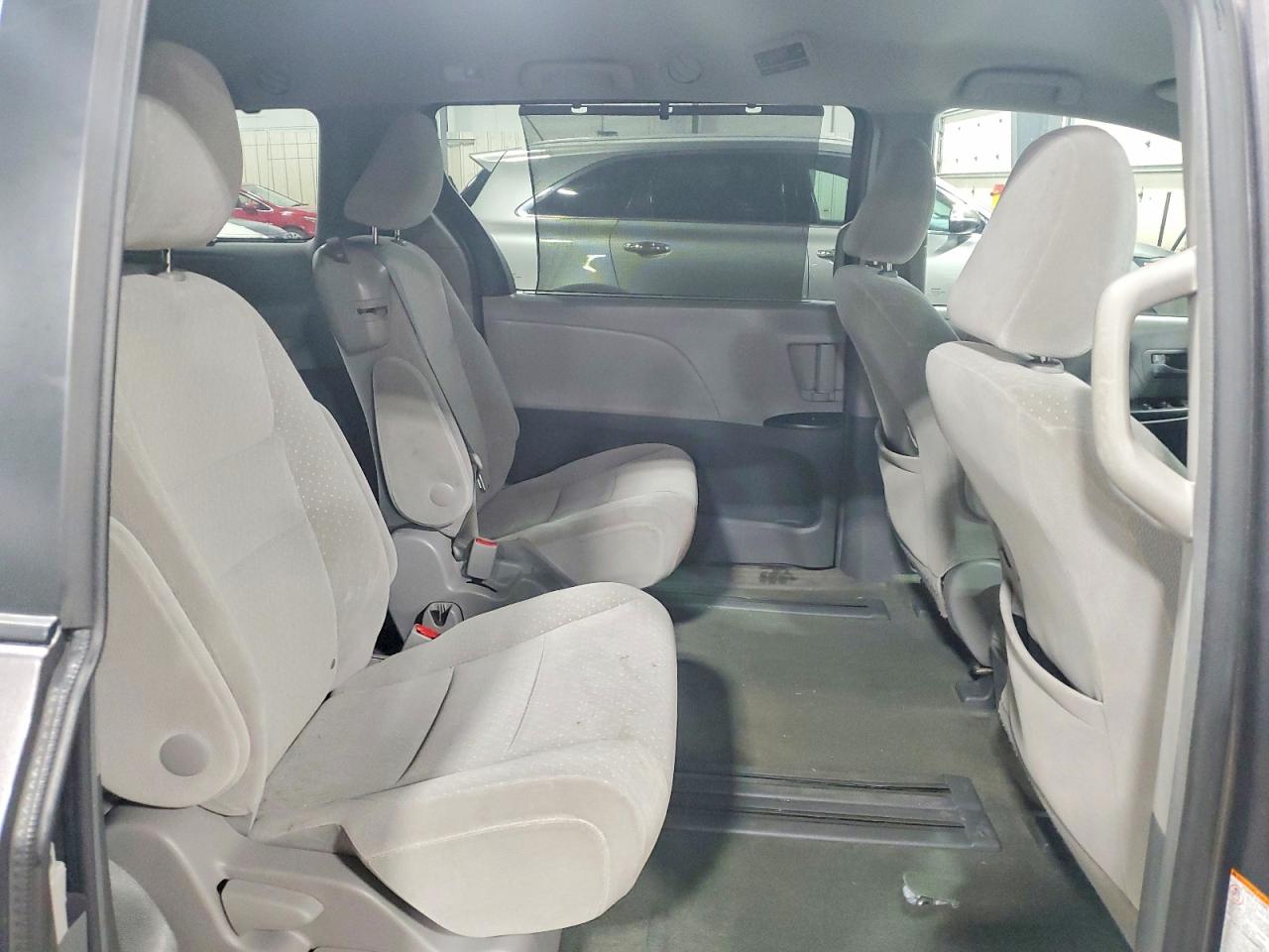 2017 TOYOTA SIENNA LE 8-PASSENGER photo 21