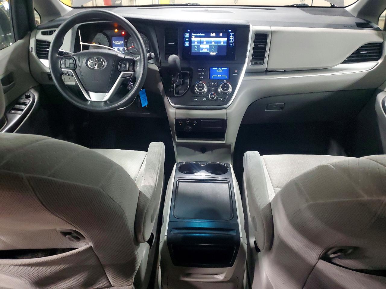 2017 TOYOTA SIENNA LE 8-PASSENGER photo 15