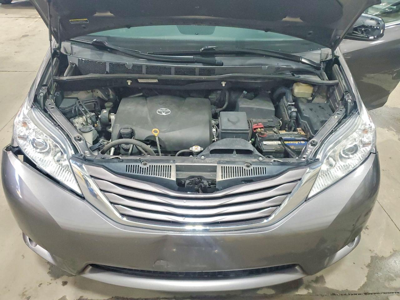 2017 TOYOTA SIENNA LE 8-PASSENGER photo 23