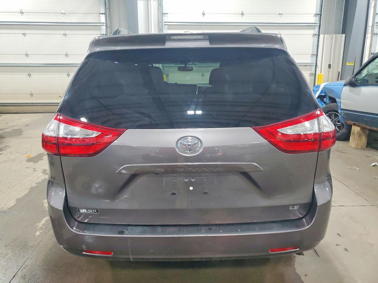 2017 TOYOTA SIENNA LE 8-PASSENGER photo 11
