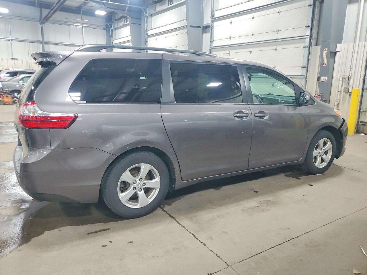 2017 TOYOTA SIENNA LE 8-PASSENGER photo 5