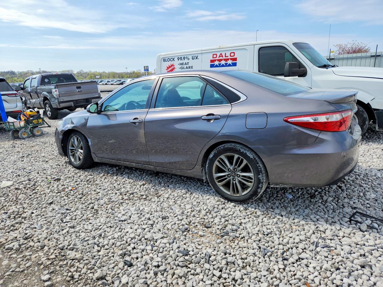 2017 TOYOTA CAMRY SE photo 4