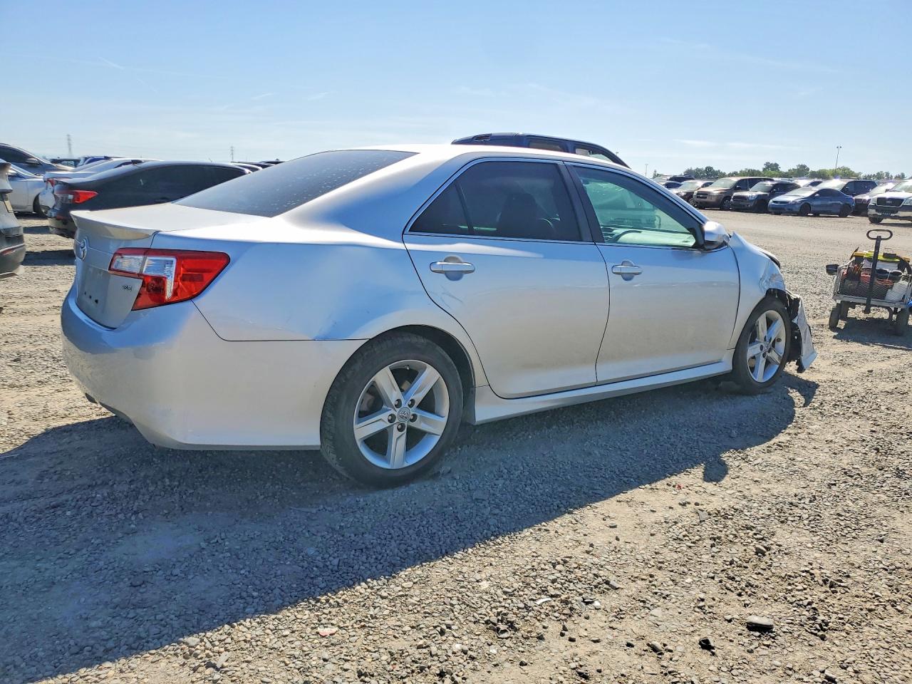 2012 TOYOTA CAMRY SE photo 5