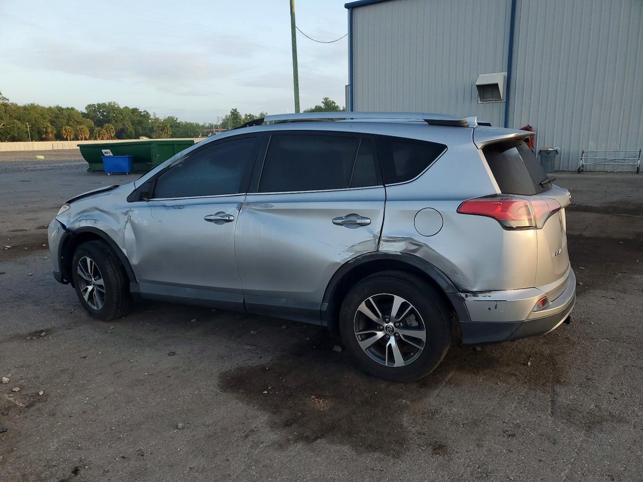 2018 TOYOTA RAV4 XLE photo 3