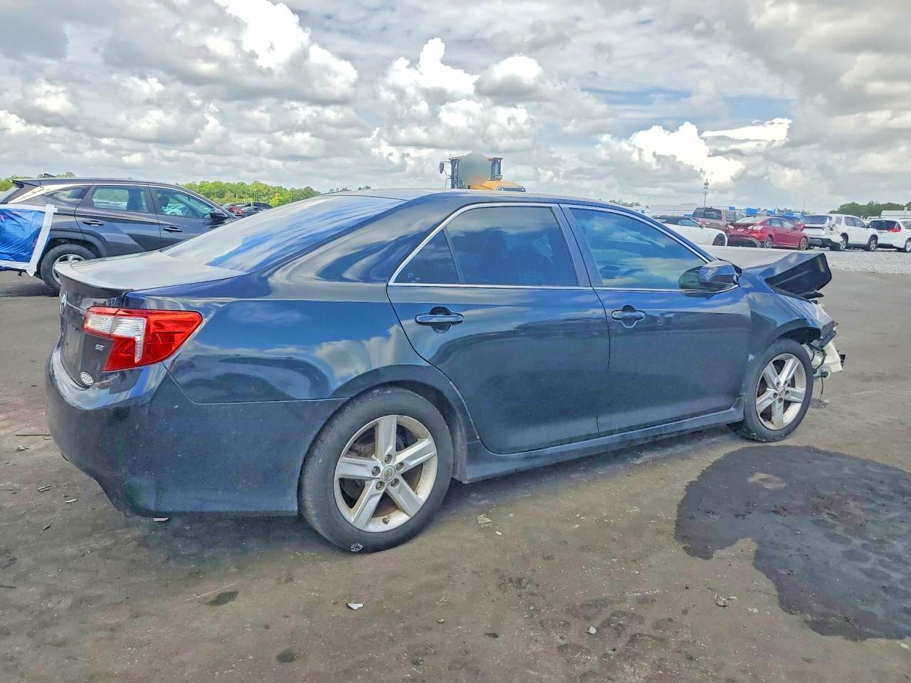 2014 TOYOTA CAMRY SE photo 5