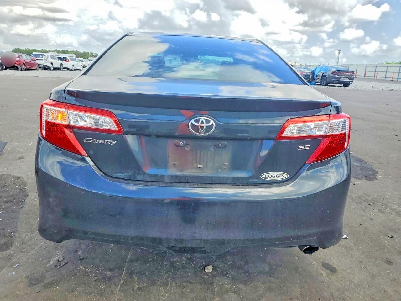2014 TOYOTA CAMRY SE photo 11