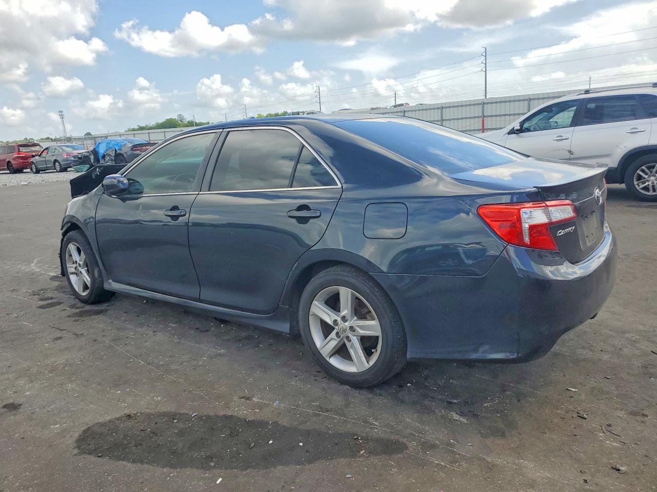 2014 TOYOTA CAMRY SE photo 3