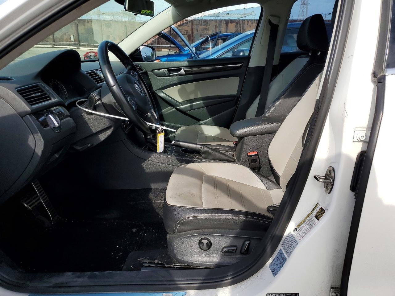 2015 VOLKSWAGEN PASSAT SE photo 13