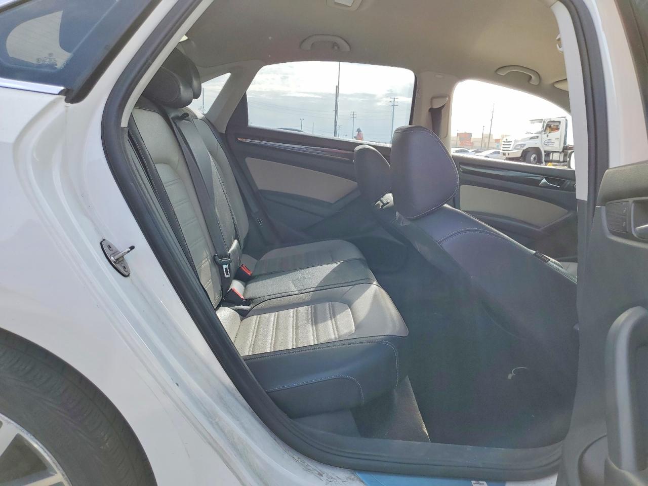 2015 VOLKSWAGEN PASSAT SE photo 19