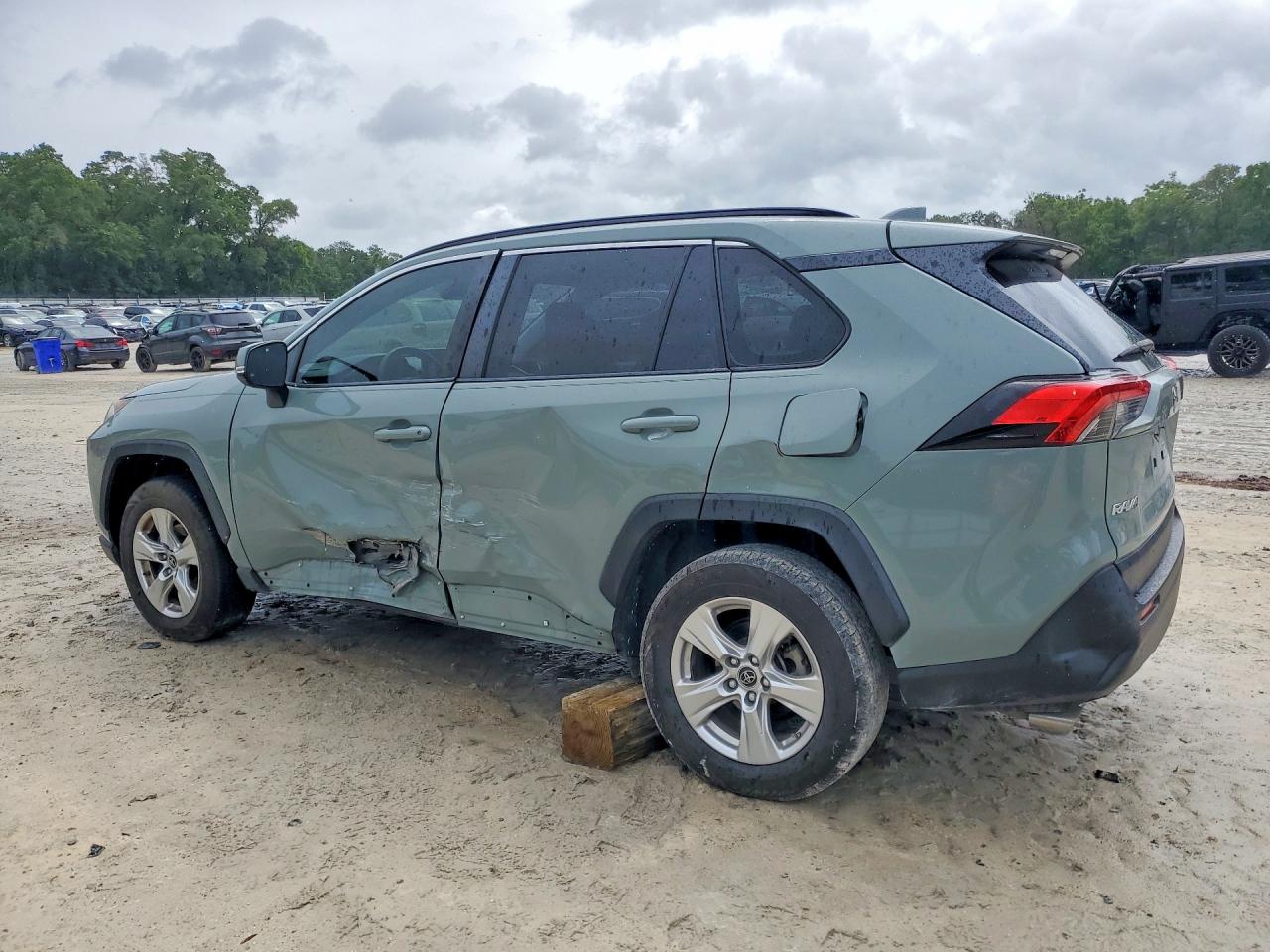 2019 TOYOTA RAV4 XLE photo 4
