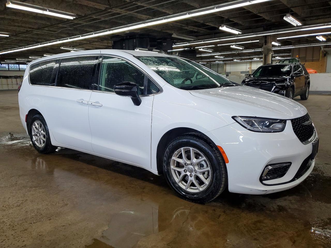 2024 CHRYSLER PACIFICA TOURING L photo 4