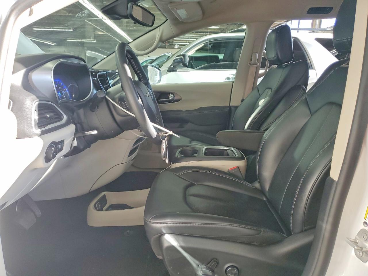 2024 CHRYSLER PACIFICA TOURING L photo 7