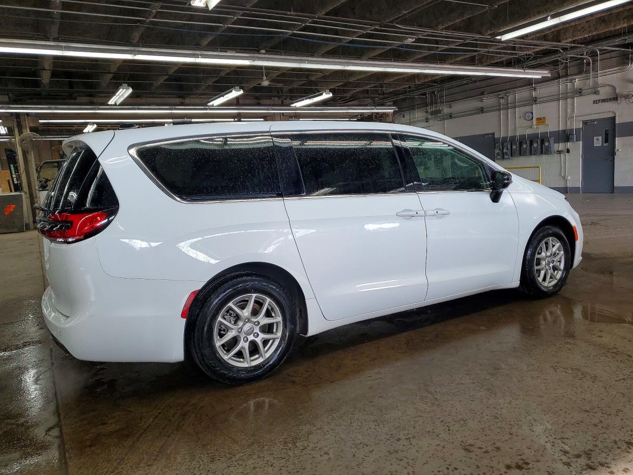 2024 CHRYSLER PACIFICA TOURING L photo 3