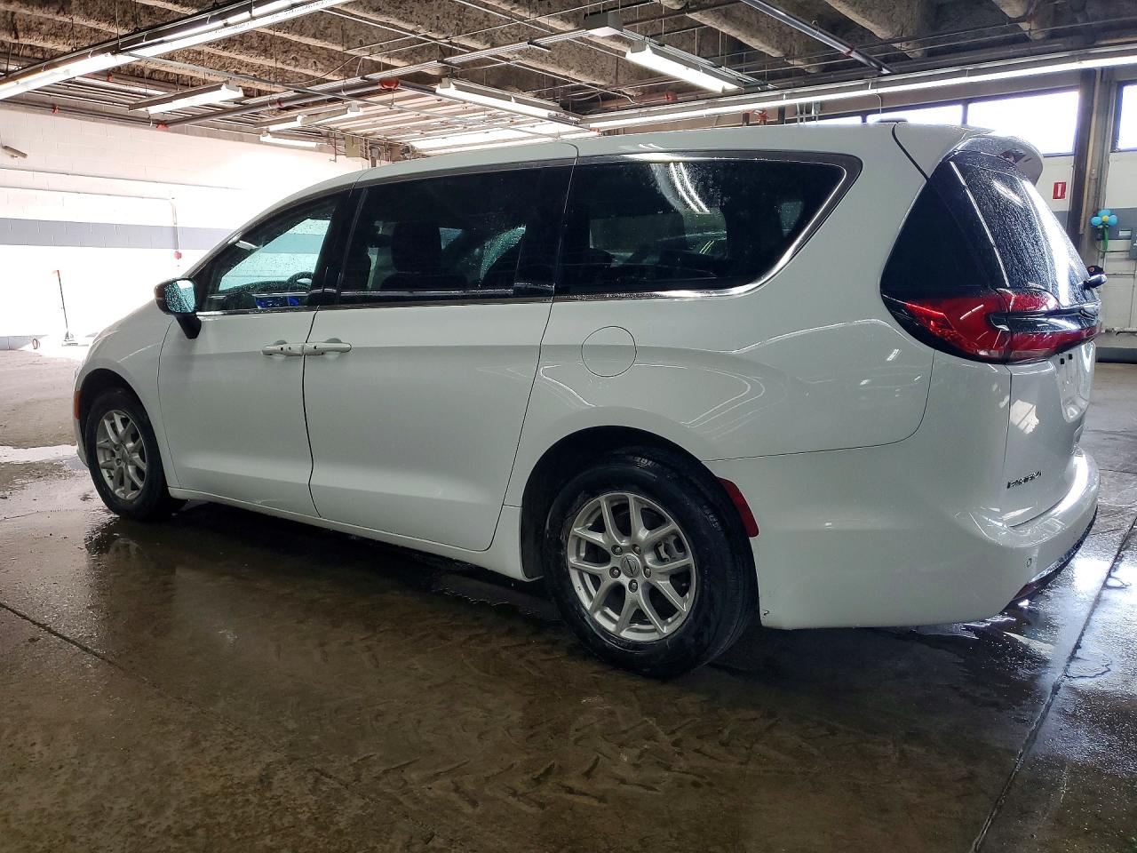 2024 CHRYSLER PACIFICA TOURING L photo 2