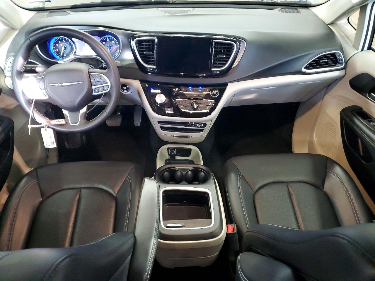2024 CHRYSLER PACIFICA TOURING L photo 8