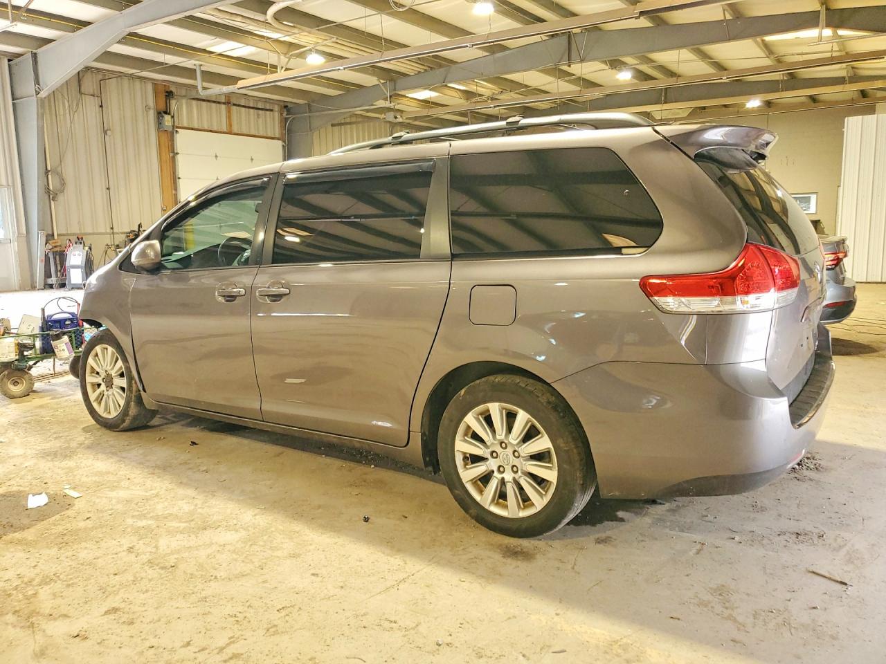 2013 TOYOTA SIENNA LE 7-PASSENGER photo 3