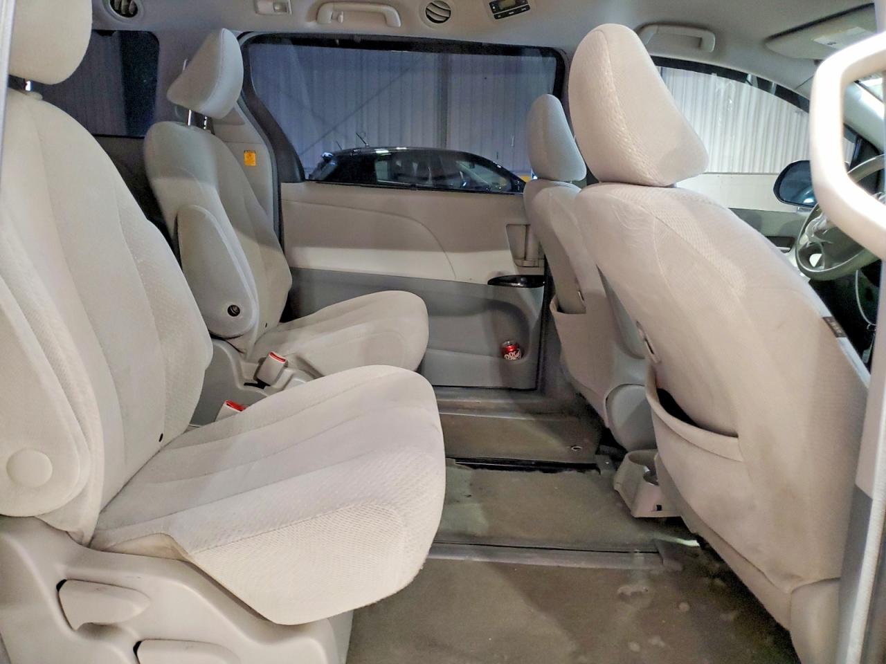 2013 TOYOTA SIENNA LE 7-PASSENGER photo 21