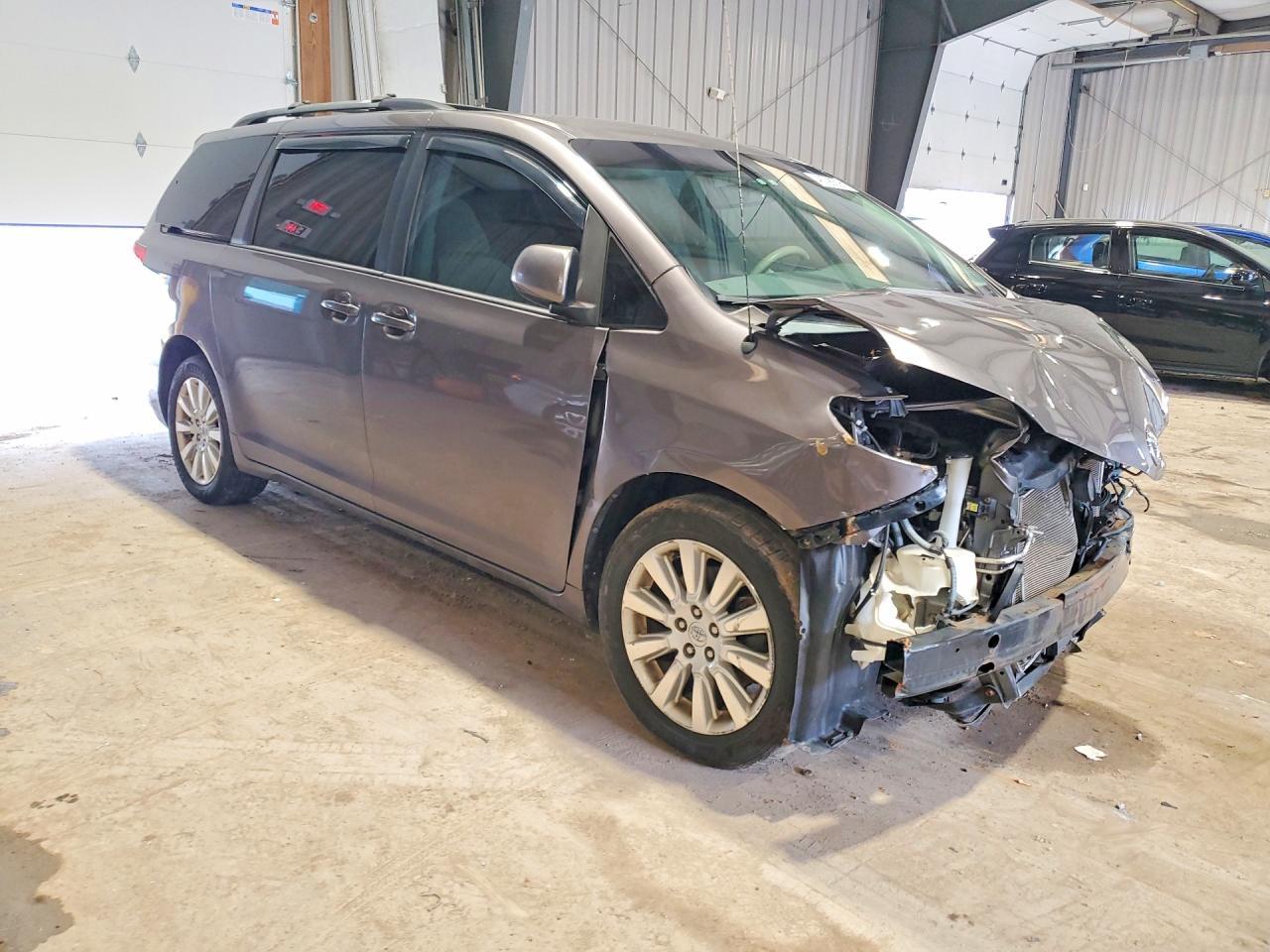 2013 TOYOTA SIENNA LE 7-PASSENGER photo 7