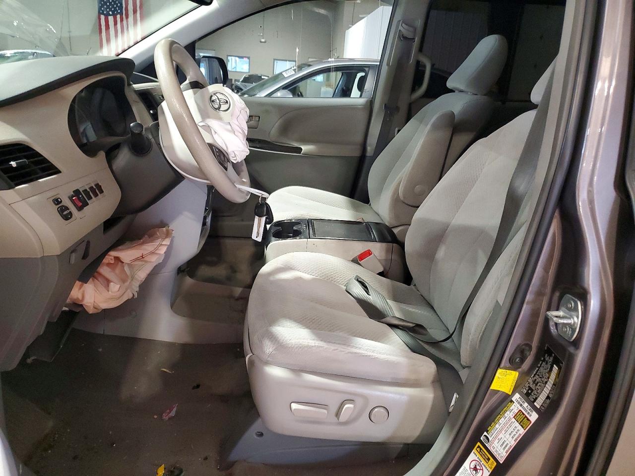 2013 TOYOTA SIENNA LE 7-PASSENGER photo 13