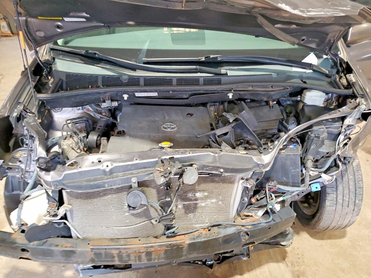 2013 TOYOTA SIENNA LE 7-PASSENGER photo 23