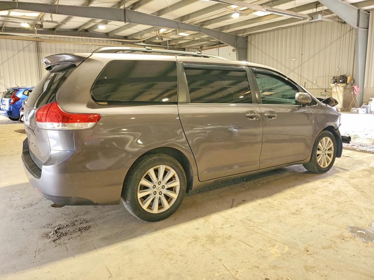 2013 TOYOTA SIENNA LE 7-PASSENGER photo 5