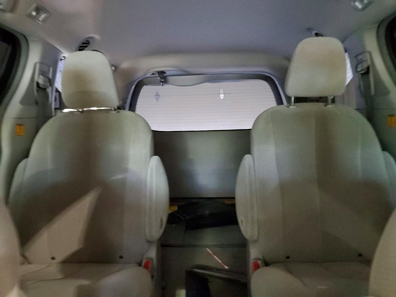 2013 TOYOTA SIENNA LE 7-PASSENGER photo 19