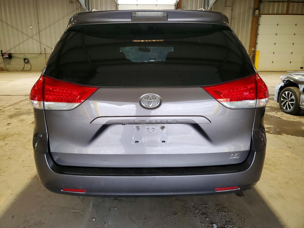 2013 TOYOTA SIENNA LE 7-PASSENGER photo 11