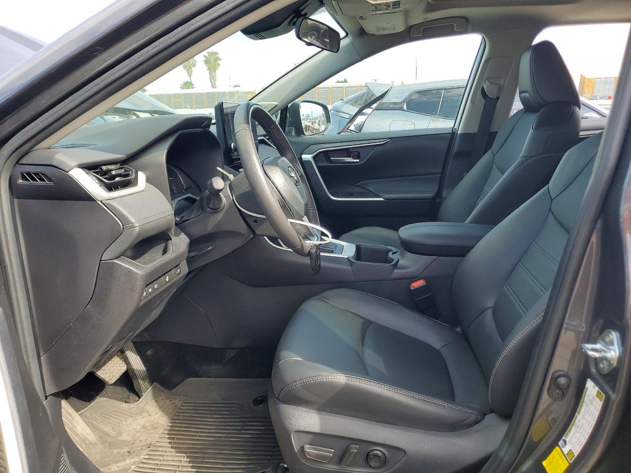2025 TOYOTA RAV4 XLE PREMIUM photo 13