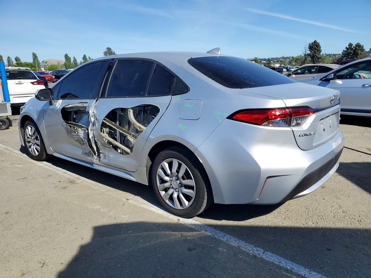 2021 TOYOTA COROLLA LE photo 3