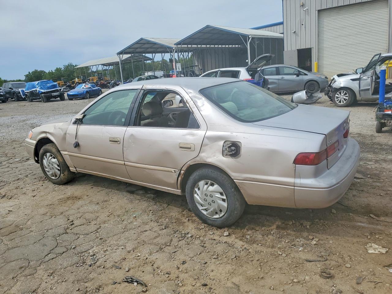 1997 TOYOTA CAMRY LE photo 4