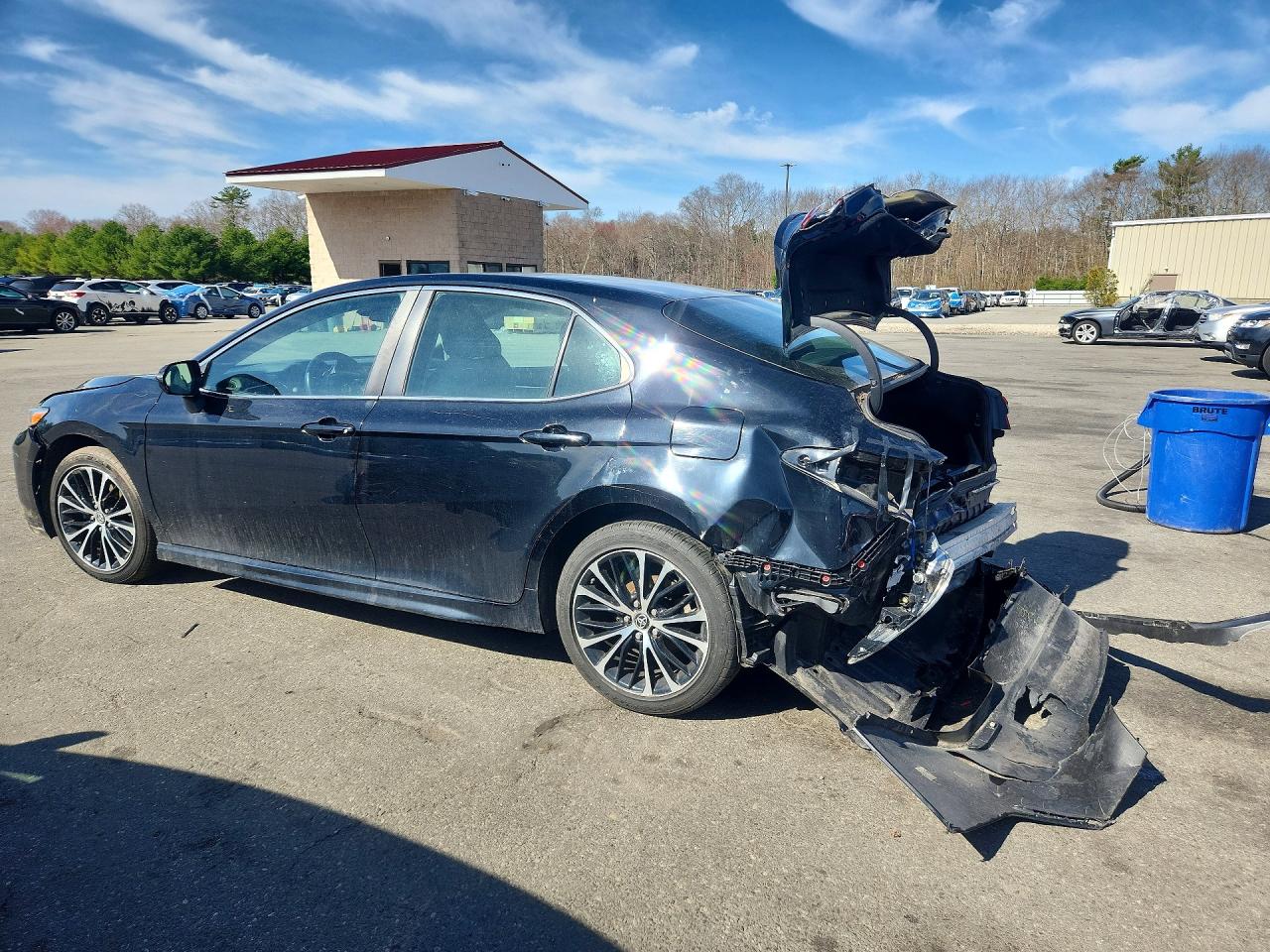 2018 TOYOTA CAMRY SE photo 3