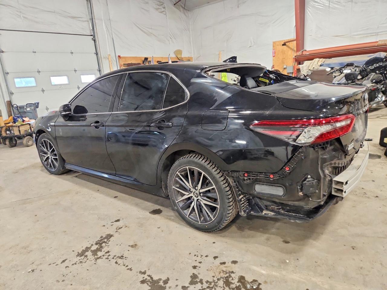 2021 TOYOTA CAMRY XLE photo 3